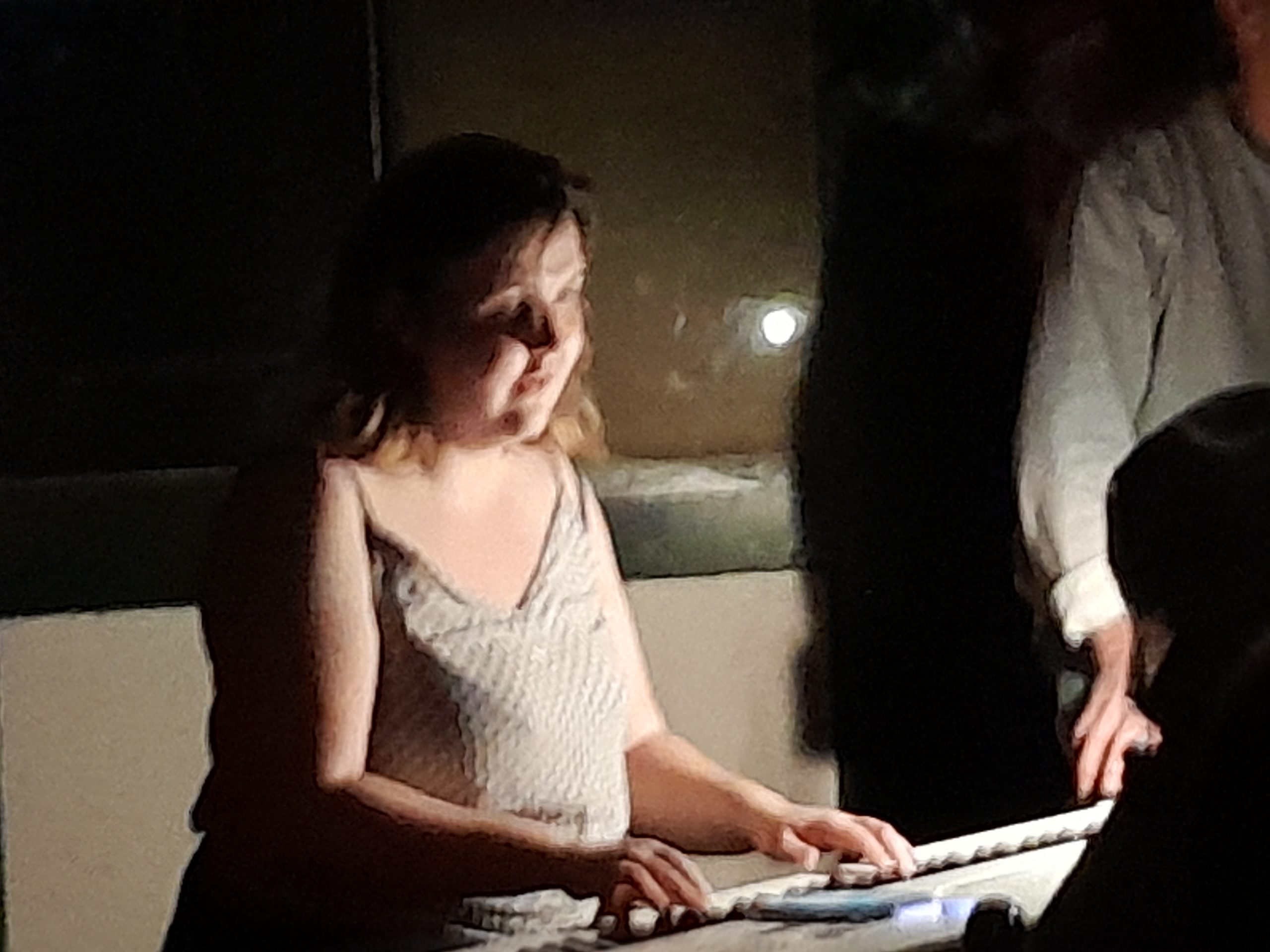 Héloïse chante au piano